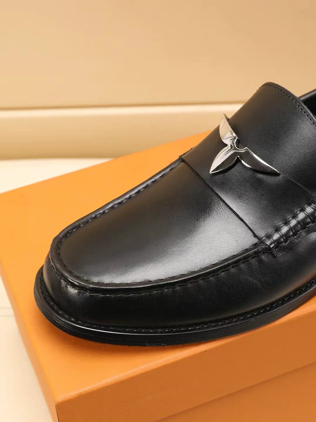 Men's shoes 440 💰 Louis Vuitton LV ® 🆕 model 🔛Full shoe counter, first layer cowhide, 🐂leather lined casual shoes for men, super soft outsole, essential for driving. Synchronized with the counter, original first layer cowhide, completely 1:1 mold customization🌹top version, color optional! Number: 39-44 (customized at 38.45.46)
